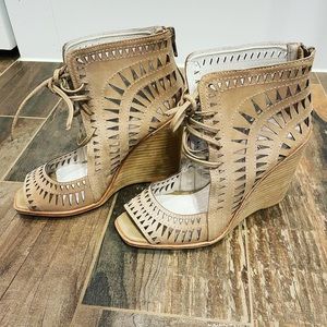 EUC Jeffrey Campbell Serena wedges size 6
